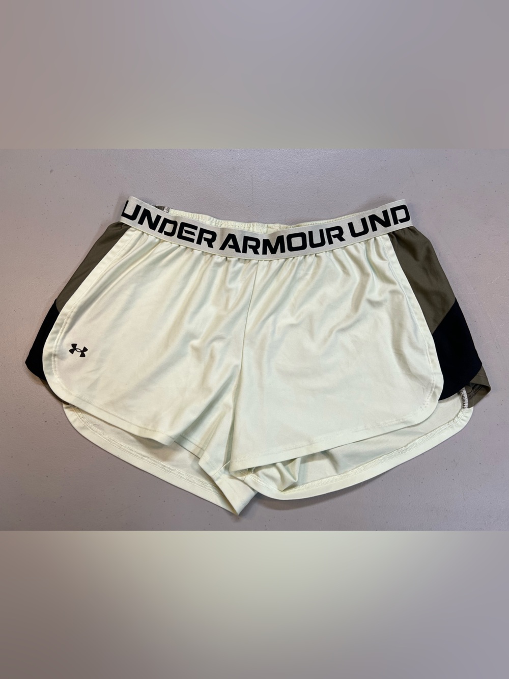 Under Armour Athletic Shorts Women’s XL Light Yellow Loose Workout